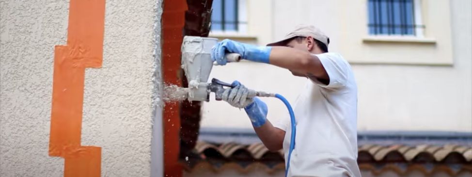 Un artiste décorateur qui travaille sur un mur