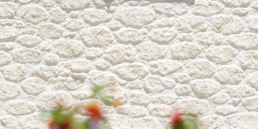 Décoration de façade enduit sculpté effet pierres à Perpignan