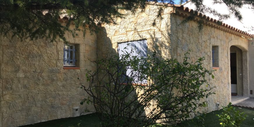 Façade en fausses pierres à Trans-En-Provence (83)