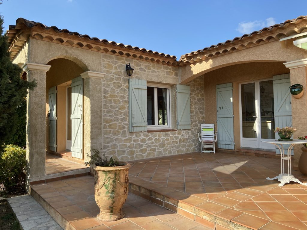 Terrasse et murs en fausses pierres Salernes dans le Var