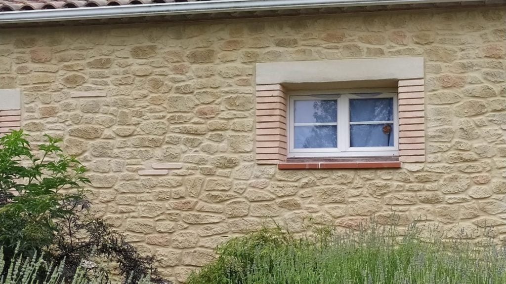 Fausses pierres et briquettes