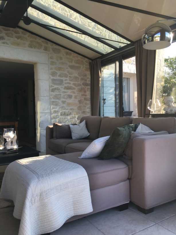 Salon et murs intérieurs maison en pierre à Milhaud