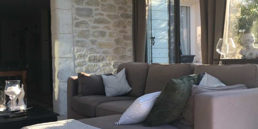 Idée 2021 : Habillez votre salon d’un mur intérieur imitation pierre