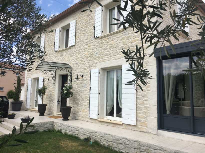 Contours fenetre et porte maison en pierre