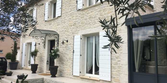 Réaliser une façade de maison en enduit imitation pierre !