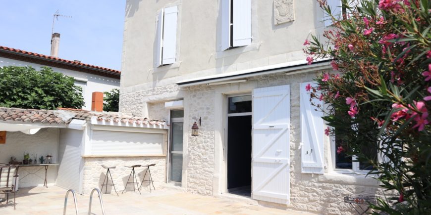 Rénovation à la chaux, aspect pierres et taloché rustique, maison de ville Carcassonne (11)