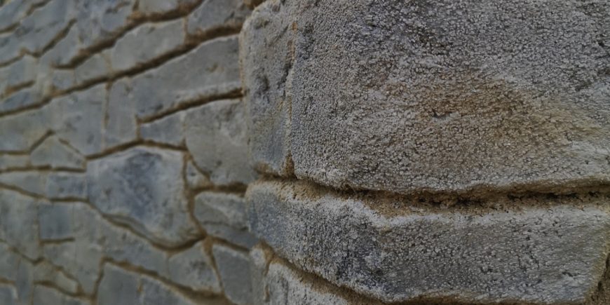 Mur de clôture en enduit sculpté effet “Pierres sèches” Toulouse (31)