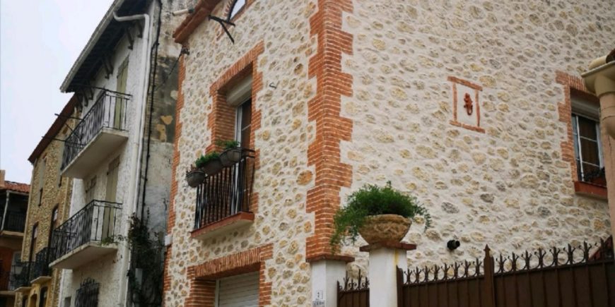 Rénovation d’une façade imitation mur Catalan avec notre enduit taillé à Perpignan