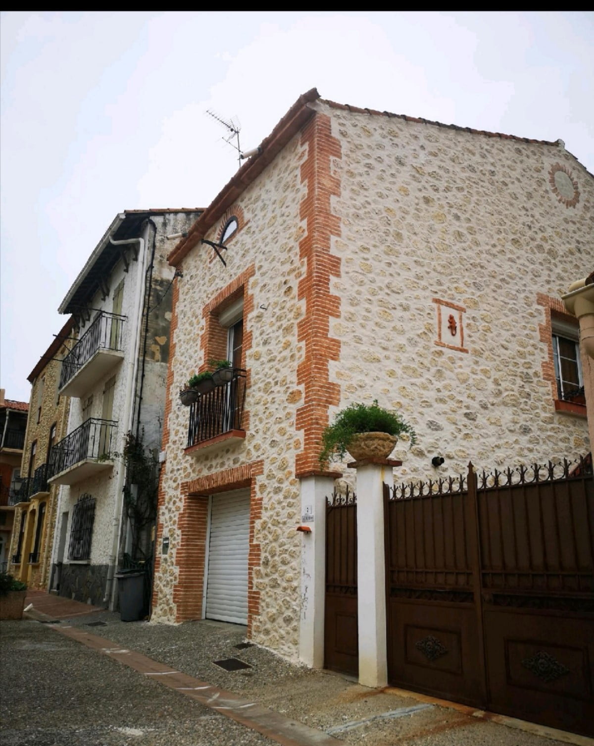 Rénovation d’une façade imitation mur Catalan avec notre enduit taillé à Perpignan