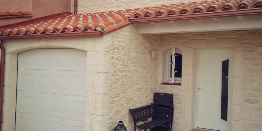 Ravalement de façade enduit pierres proche de Perpignan