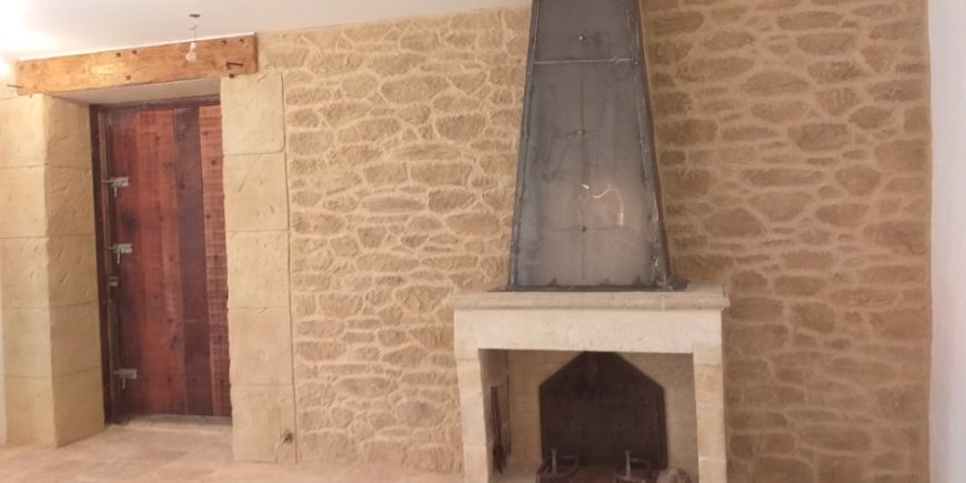 Comment nettoyer une cheminée en pierre ? Découvrir les alternatives.