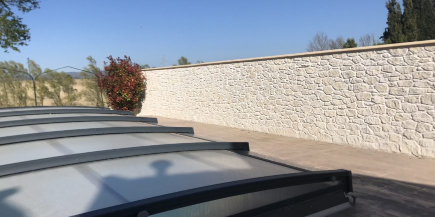 Mur de piscine en enduit imitation pierres castelnaudary (11)