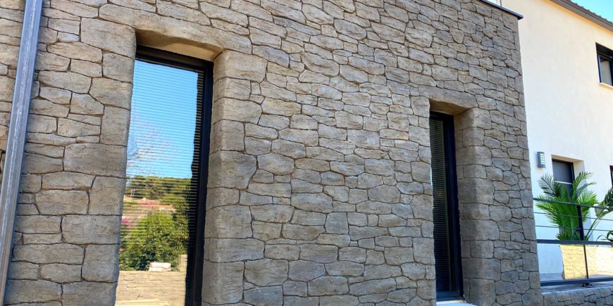 Façade et clôture en pierres sèches à Nîmes (30)