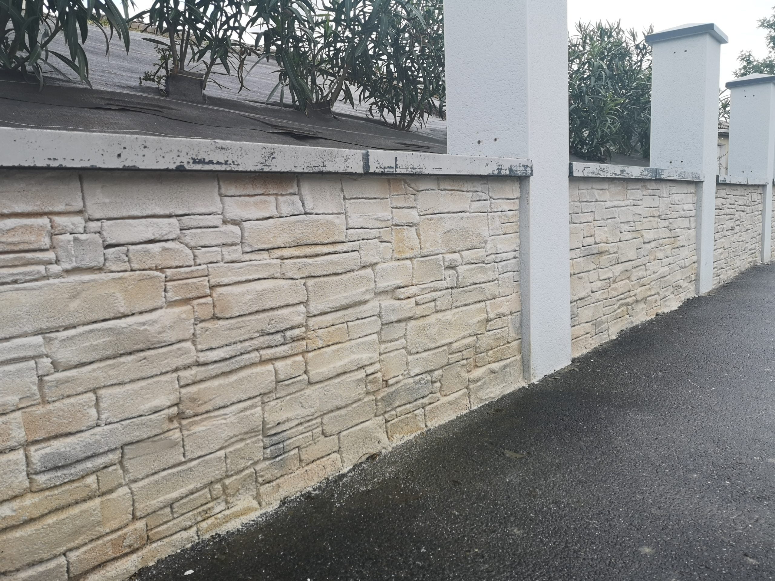 mur de clôture enduit imitation pierres