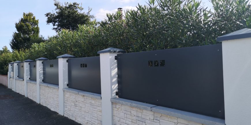 Muret de clôture en imitation parement beige, Sud de Toulouse, Haute-Garonne (31)