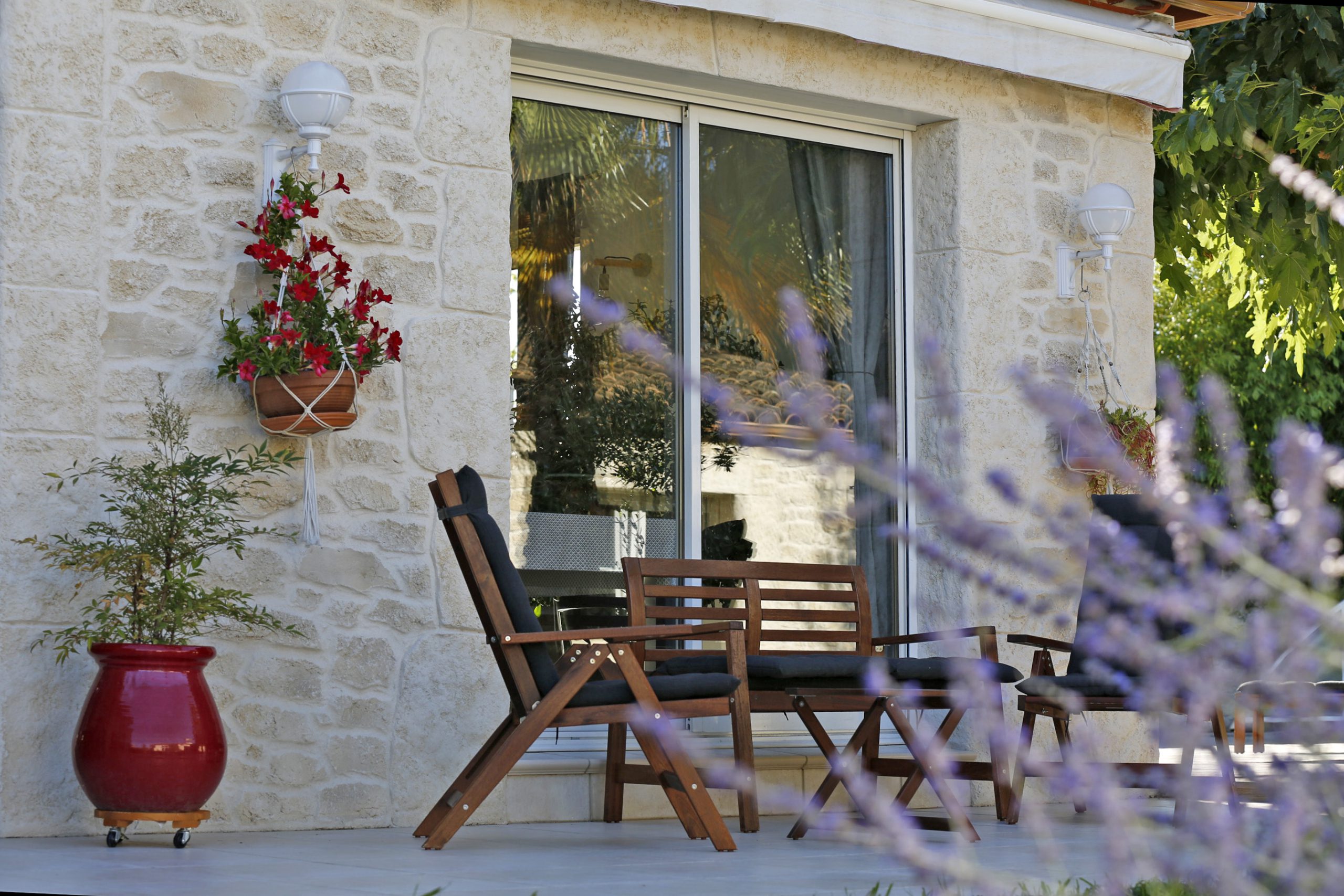 Tendances jardin 2024 : une déco neutre ou colorée ?