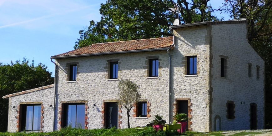 Façade en “aspect pierres” enduit sculpté à la chaux entre Gaillac et Albi dans le Tarn (81)