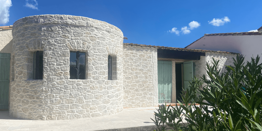 Rénovation de façade et murs façon pierre dans le Var (83)