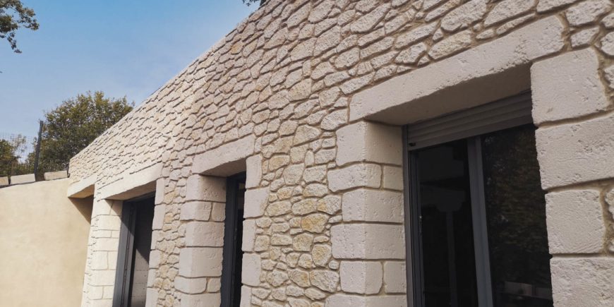 Façade “Façon pierres” en enduit à la chaux dans le Tarn à RONEL (81)