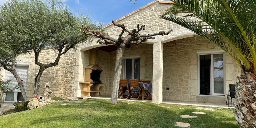 Décoration de façade façon pierre à Uchaud dans le Gard (30)