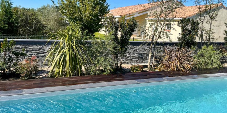 Mur de piscine en aspect pierres contemporaines à Toulouse (31)