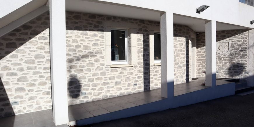 Façade façon pierre et sculpture sur Nîmes (30)