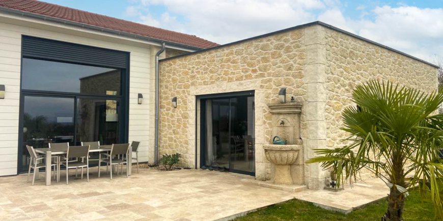 Façade en imitation pierre à Chatuzange-le-Goubet dans la Drôme (26)