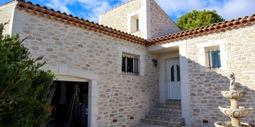 Ravalement de façade façon pierre à Sussargues dans l’Hérault (34)