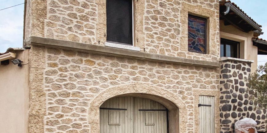Décoration de façade à Saint-Lager-Bressac, en Ardèche (07)