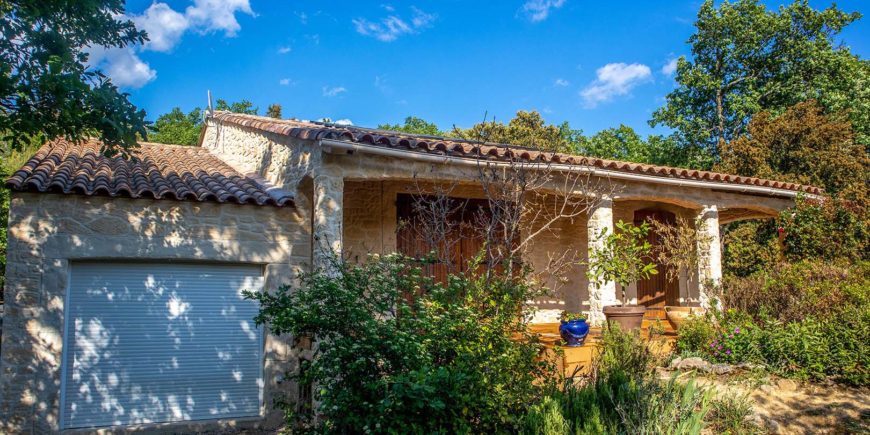 Façade imitation pierre à Montignargues dans le Gard (30)