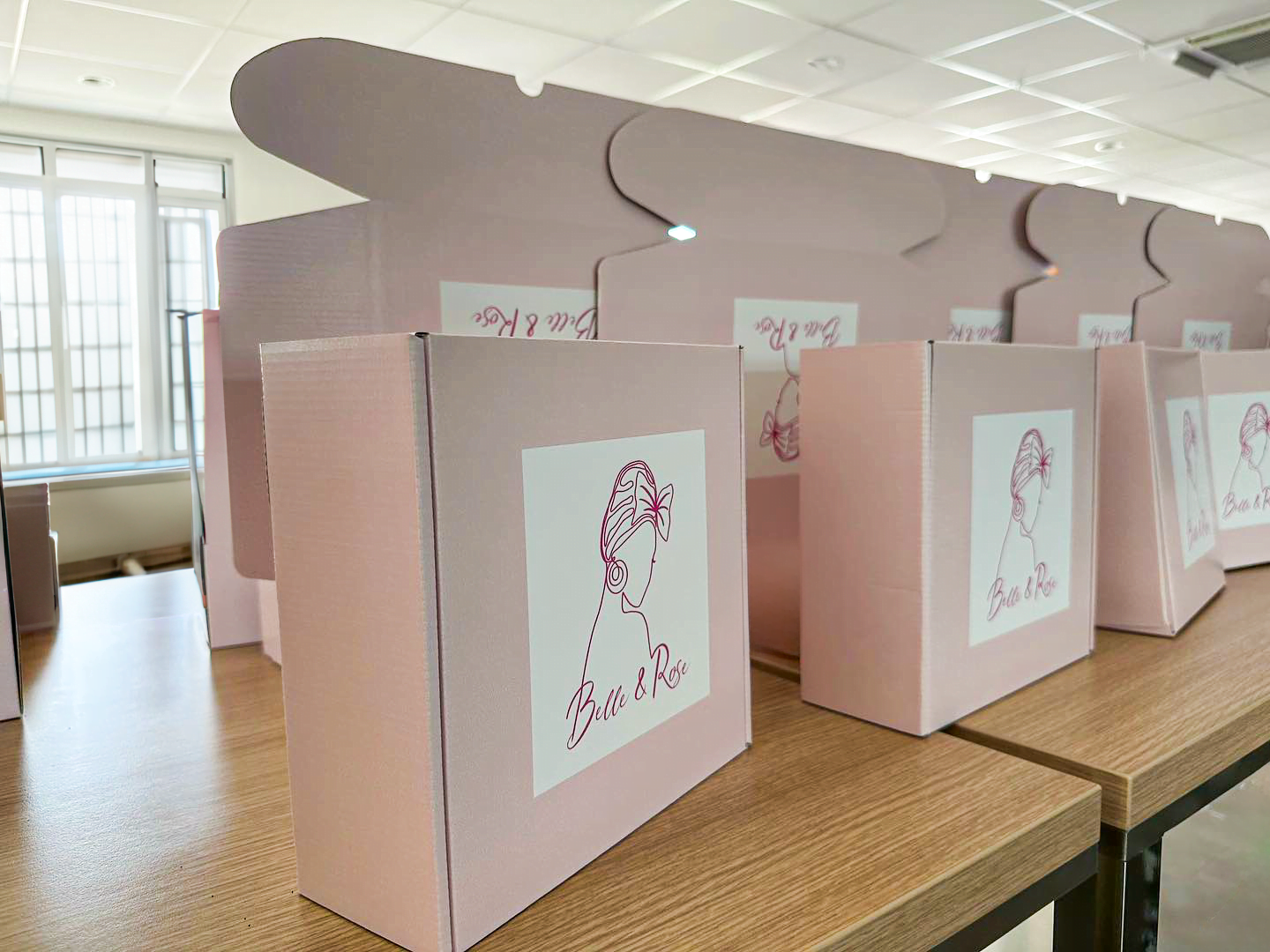 Au creux de ces boîtes roses, les murmures d'espoir et les échos de solidarité.