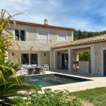 Maison avec façade imitation pierre claire avec piscine