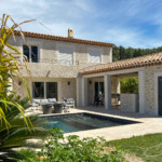 Maison avec façade imitation pierre claire avec piscine