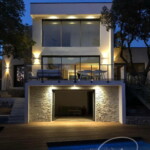 Décoration extérieure enduit à la chaux pierres modernes de nuit