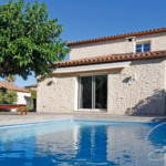 Maison aux pierres réalisées en enduit avec piscine