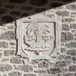 Col Nem, blason sculpté dans l'enduit