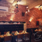 Décoration briquettes avec mélange de pierres taillées