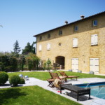 Grande maison avec façade effet pierres rustiques