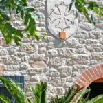 Croix occitane décorative sur enduit aspect pierre