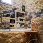 Décoration intérieure imitation pierre en salle de bain