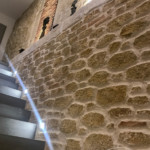 Montée d'escalier décorée en enduit effet pierre