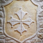 Blason avec croix occitane sculptée