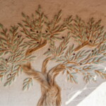 Olivier sculpté et coloré dans l'enduit aspect pierre