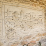 Cadre viticole reproduit à main levée dans l'enduit à la chaux