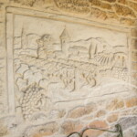 Cadre viticole reproduit à main levée dans l'enduit à la chaux