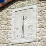 Cadran solaire dessiné dans l'enduit pierre