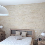 Chambre décorée en pierre moderne et claires