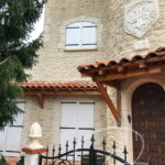 Tour décorée imitation pierre avec blason occitan