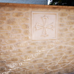 Croix occitane sur mur imitation pierre