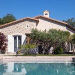 Magnifique maison avec piscine avec façade imitation pierre et torchis authentique